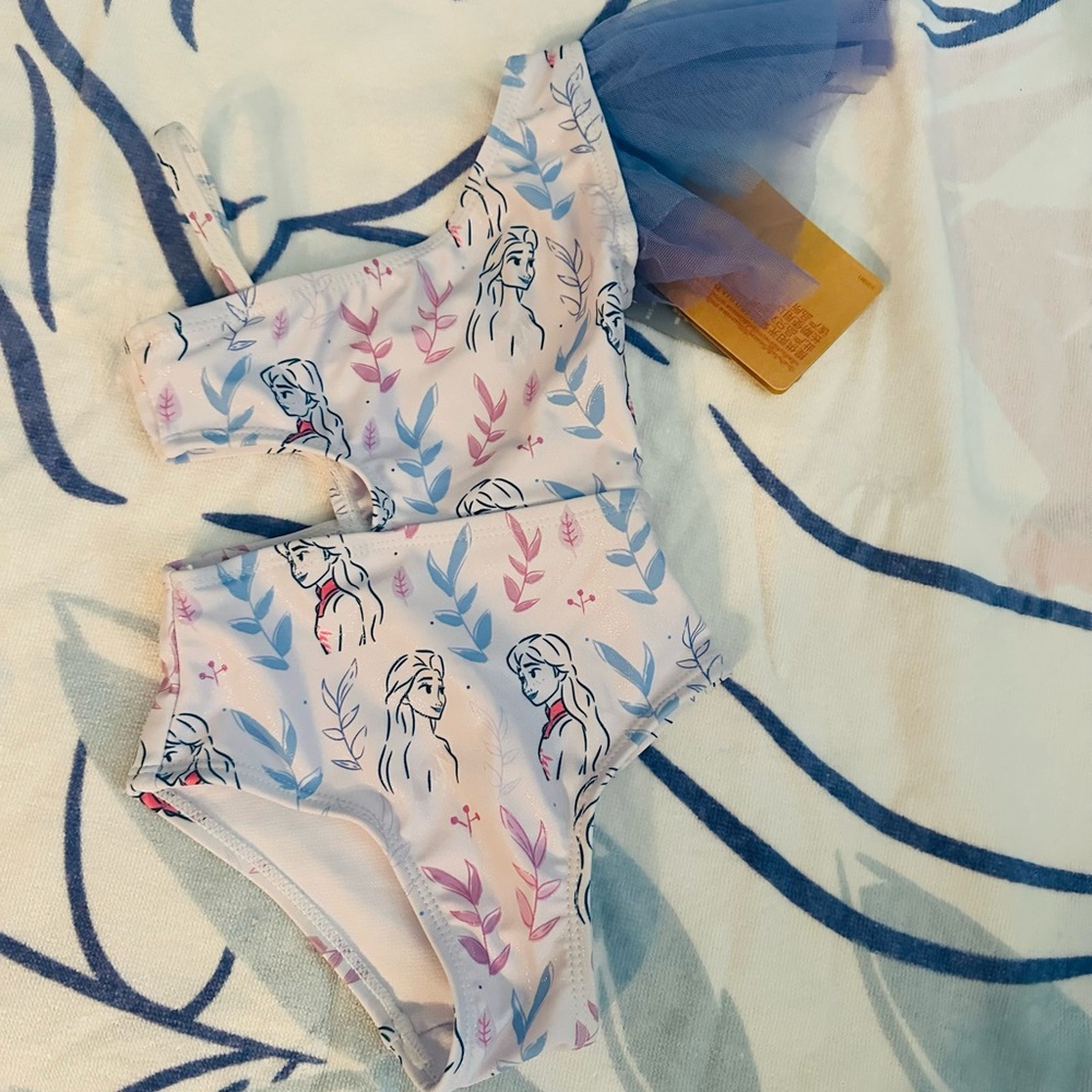 Disney Frozen - Elsa and Anna - swimsuit and towel